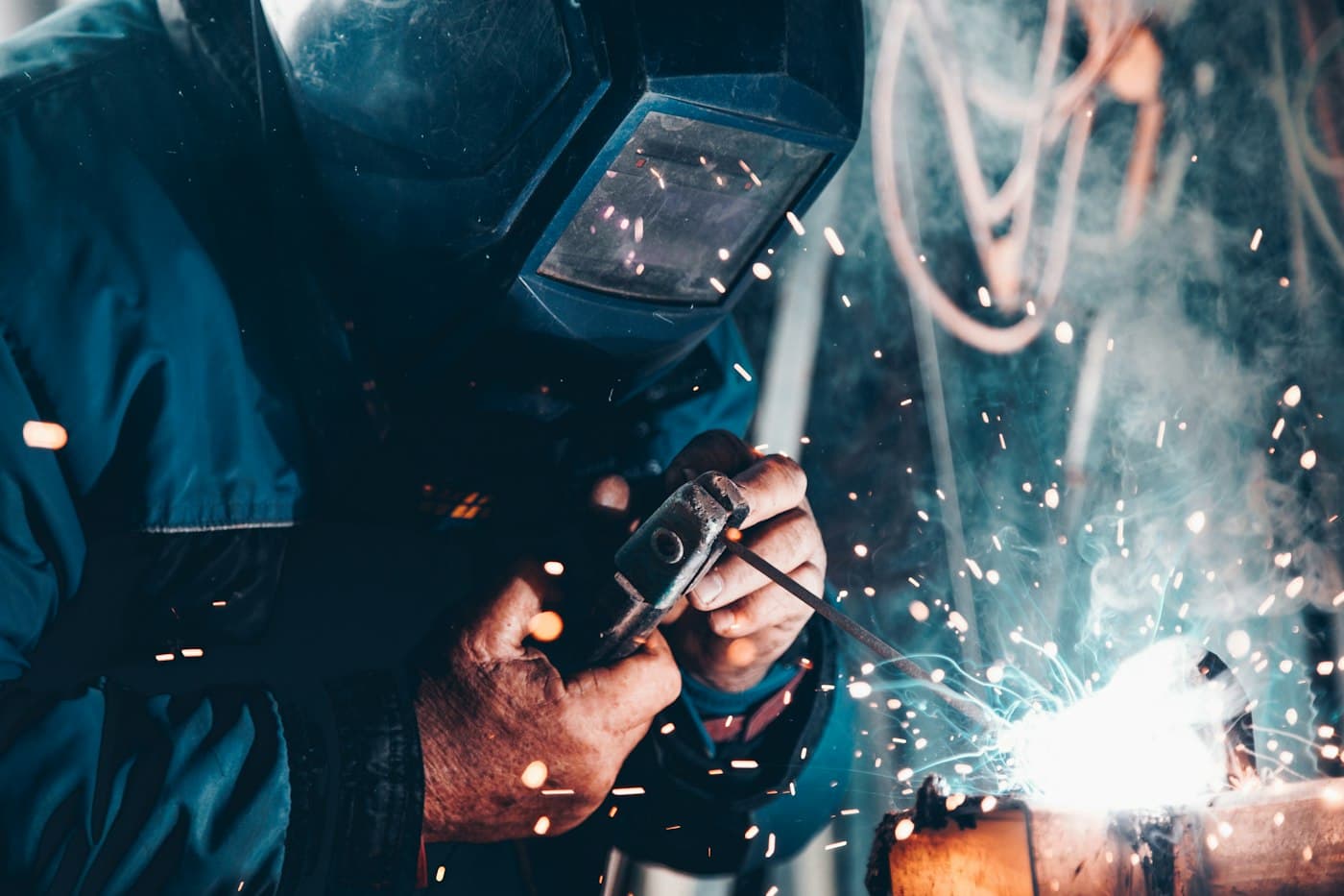 Equipe técnica em atendimento de linha pesada